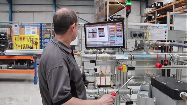 技術(shù)人員在車(chē)間調(diào)試SR模塊吸干機(jī)和SR模塊制氮機(jī)